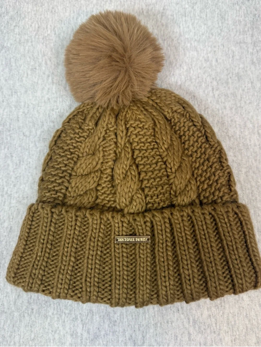 Michael Kors Women’s Cable-Knit Beanie with Faux Fur Pom-Pom -‎ One Size ❄️✨